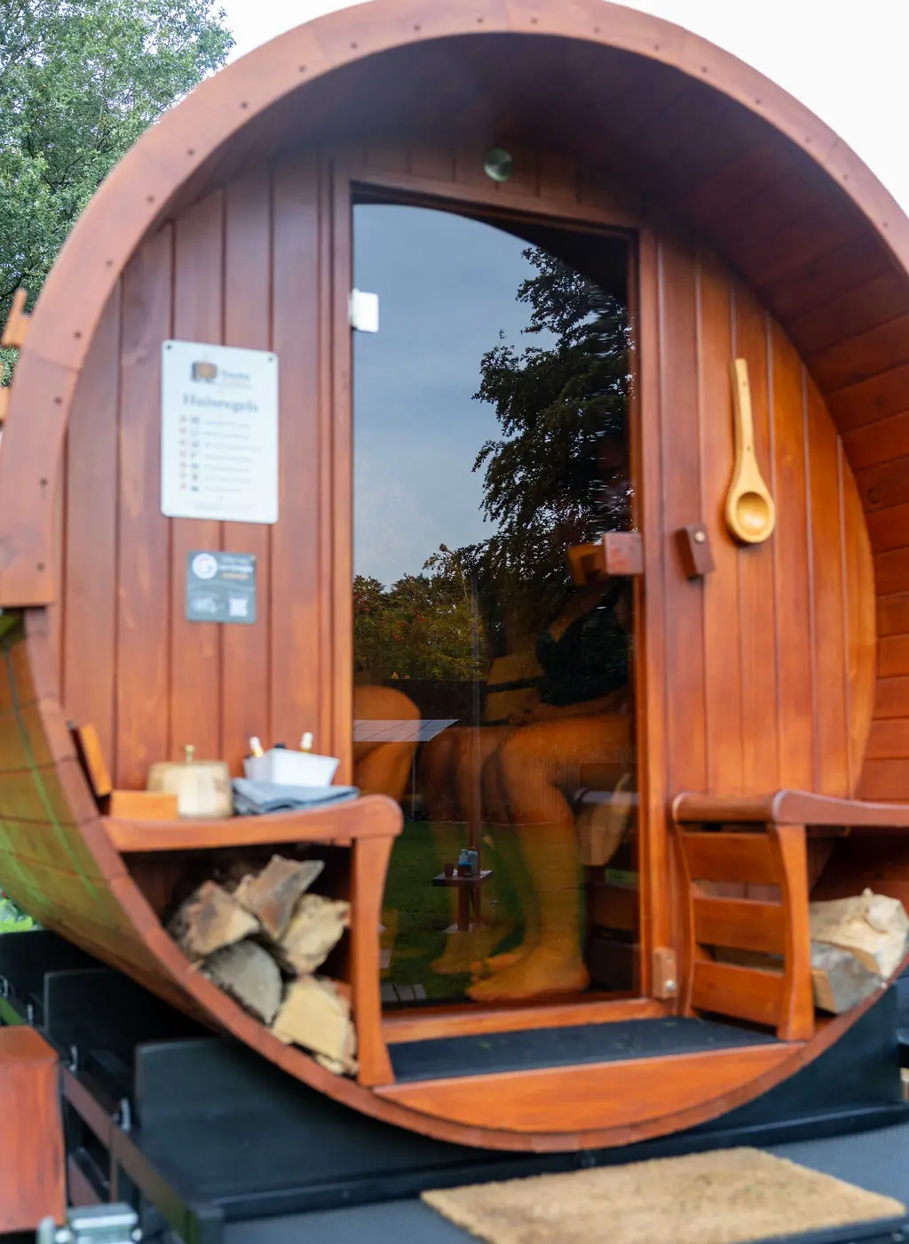De houten barrelsauna van ContrastLab met open deur