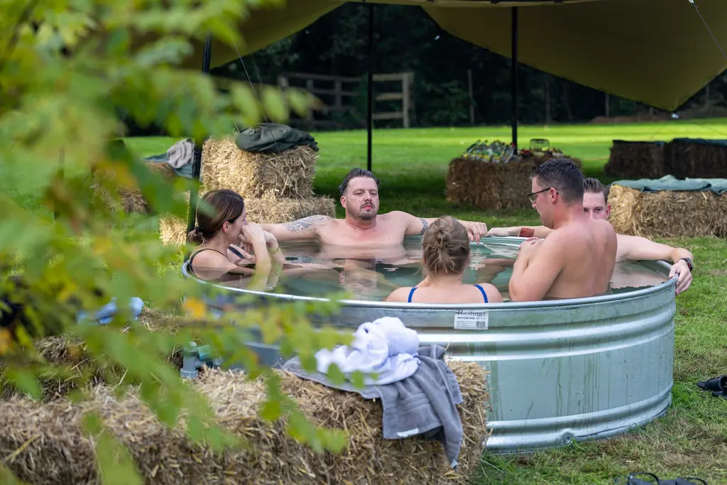 Een groep samen in het ijsbad op het domein in Peer